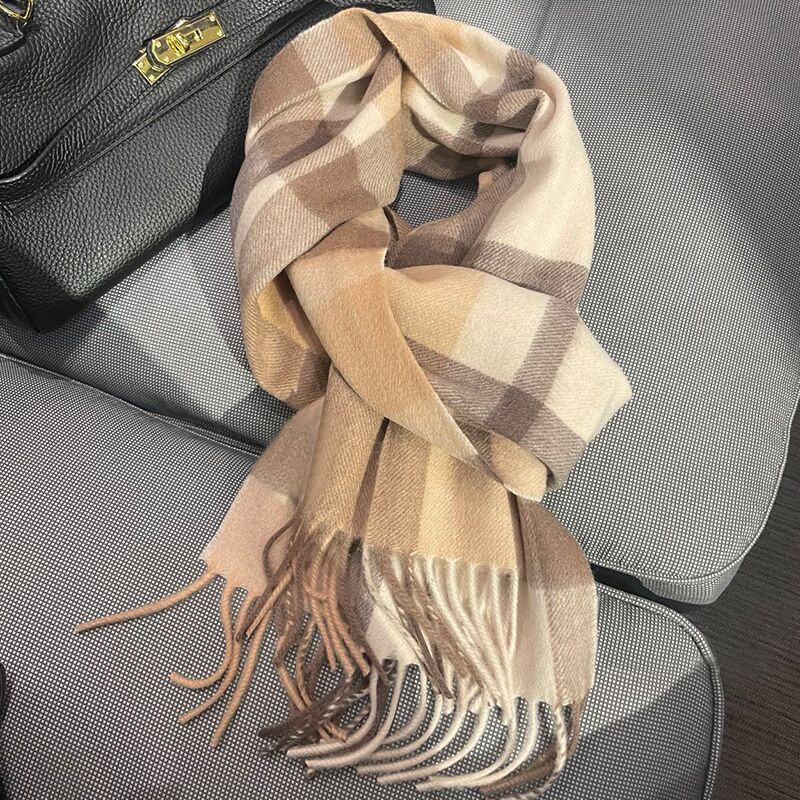 Travel Accessories To Gift - 가을과 겨울에 입기 좋은 고급스러운 체크무늬
